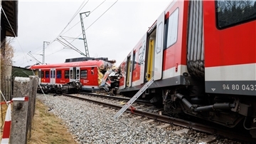 Zwei aufeinandergeprallte S-Bahnen an der Unfallstelle in der Nähe des Bahnhofes Ebenhausen-Schäftlarn.