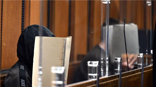 Prozess um Tod eines Obdachlosen in Mönchengladbach Zwei der drei Angeklagten im Gerichtssaal in Mönchengladbach.