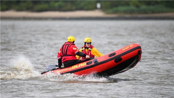 DLRG macht sich Sorgen um die Sicherheit an Gewässern Zwei DLRG-Retter mit einem Schlauchboot auf der Elbe.