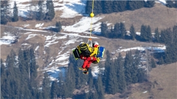 Zwei Fahrer mussten nach Stürzen im Super-G von Kitzbühel per Hubschrauber geborgen werden.