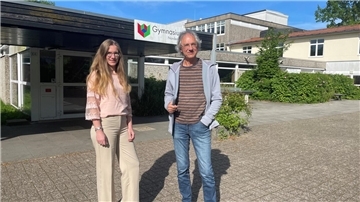 Mann und Frau vor Schule