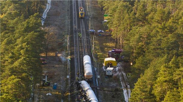 Deutsche Bahn: Erster Wagen von Unfallstelle abtransportiert Zwei Güterzüge sind in der Nacht zum 17. November kollidiert.