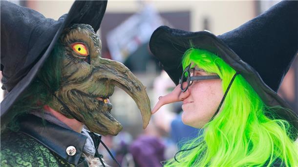 Walpurgisnacht im Harz mit Kostümen und Live-Musik Zwei Hexen in Wernigerode.