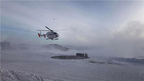 Eisbrecher rettet erkrankte Person von Antarktisstation Zwei Hubschrauber erreichen die Forschungsstation Casey in der Antarktis.