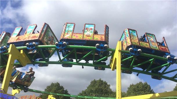 die große Achterbahn auf dem Freimarkt Bremerhaven ist ein Magnet. Und steht nach ausgefallenen Jahrmärkten während Corona symbolisch für die Berg-und-Tal-Fahrten der Branche.