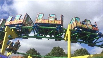 die große Achterbahn auf dem Freimarkt Bremerhaven ist ein Magnet. Und steht nach ausgefallenen Jahrmärkten während Corona symbolisch für die Berg-und-Tal-Fahrten der Branche.