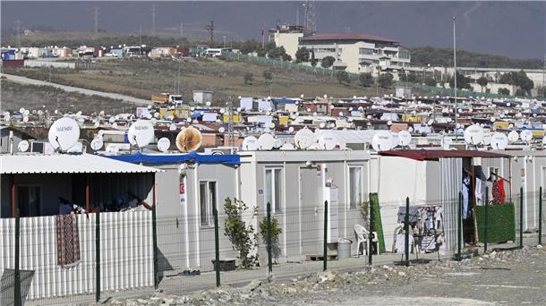 Zwei Jahre nach den verheerenden Erdbeben in der Türkei leben weiter Zehntausende Menschen in Containern.