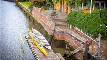 Zwei Jahre wird sie wohl halten, sagen die Fachleute: Die geflickte Kaje am Vereinshaus des Bremerhavener Kanuvereins an der Geeste. Neue Lagerräume für den Verein sollen in 2021 fertig werden.