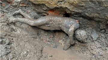 Zwei Jahrtausende lang war diese Statue durch den Schlamm geschützt.