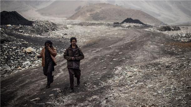 Verlorene Kindheit in Afghanistan Zwei junge Bergleute verlassen am Ende ihres Arbeitstages die Kohleminen in Chinarak.
