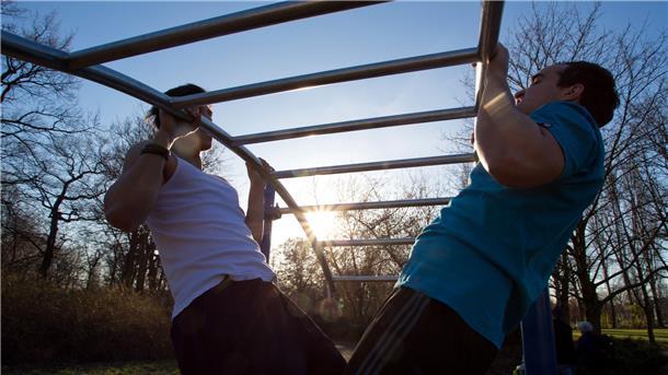 Zwei junge Männer trainieren an einem Freeletics Klettergerüst. In Breddorf sollen Jugendliche ein ähnliches Gerüst bekommen. Auch Westertimke will im Dorf einen Treffpunkt für junge Menschen umsetzen.