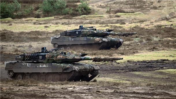 Scholz: Haben Leopard-Kampfpanzer an die Ukraine geliefert Zwei Leopard-2A6-Panzer auf einem Truppenübungsplatz der Bundeswehr (Archivbild).