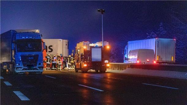Autobahn in Hessen weiter gesperrt - Lkw-Fahrer stirbt Zwei Lkws sind ineinander geschoben nach einem Unfall auf der Autobahn A5 bei Reiskirchen. Bei einem Auffahrunfall auf der Autobahn 5 bei Reinhardshain nahe Gießen (Hessen) ist ein 50 Jahre alter Lkw-Fahrer gestorben.