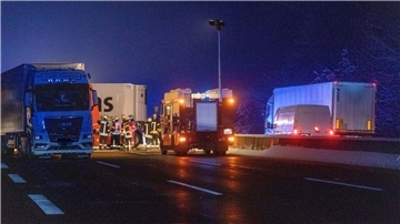 Zwei Lkws sind ineinander geschoben nach einem Unfall auf der Autobahn A5 bei Reiskirchen. Bei einem Auffahrunfall auf der Autobahn 5 bei Reinhardshain nahe Gießen (Hessen) ist ein 50 Jahre alter Lkw-Fahrer gestorben.
