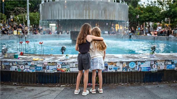 Bilder des Tages Zwei Mädchen stehen an der Gedenkstätte am Dizengoff-Brunnen in Tel Aviv im Vorfeld des zweiten Jahrestages des Hamas-Anschlags vom 7. Oktober 2023.