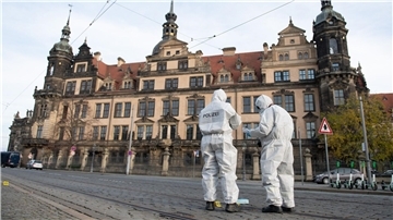 Zwei Mitarbeiter der Spurensicherung stehen vor dem Residenzschloss mit dem Grünen Gewölbe.