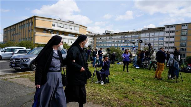 Bronchitis bei Papst Franziskus: Ärzte melden Besserung Zwei Nonnen gehen an dem Krankenhaus Agostino Gemelli vorbei, in dem sich Papst Franziskus aufhält.