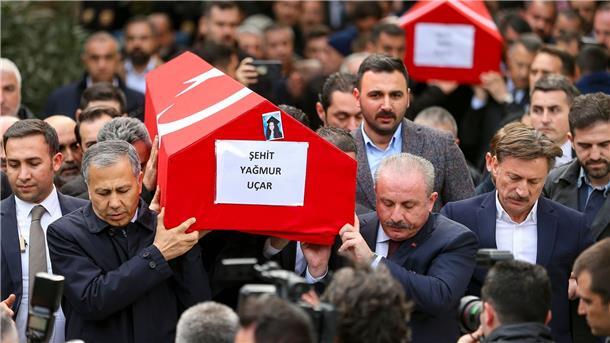 Zwei Opfer des Bombenaschlags werden in Istanbul zu Grabe getragen.