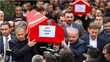 Zwei Opfer des Bombenaschlags werden in Istanbul zu Grabe getragen.