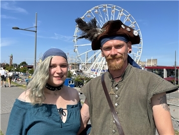 Eine FRau und ein Mann in Piratenkostüm.