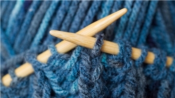 Zwei rechts, zwei links: Stricken mit Wolle ist wieder angesagt.