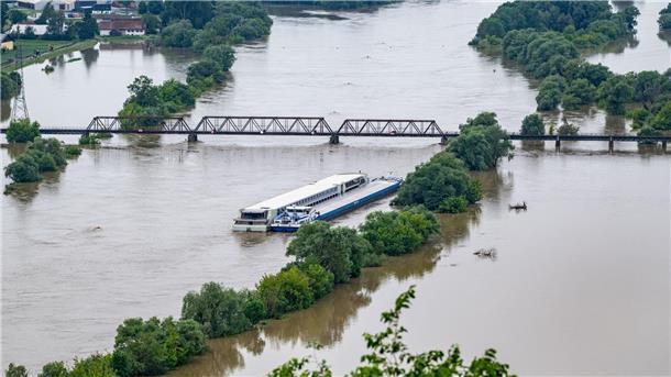 Zwei Schiffe liegen im Hochwasser der Donau.