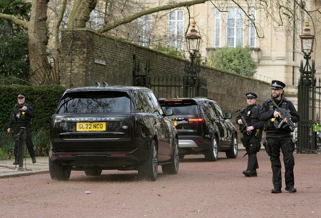 Nach Krebsdiagnose: Hoffen auf royale Aussöhnung Zwei schwarze Geländewagen treffen im Clarence House ein. In einem der Fahrzeuge soll Prinz Harry sitzen.