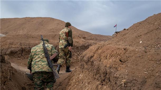 Wechselseitiger Beschuss zwischen Armenien und Aserbaidschan Zwei Soldaten gehen im Februar auf einem Militärposten an der Frontlinie im Latschin-Korridor entlang. Die Lage an der Grenze zu Aserbaidschan ist angespannt.
