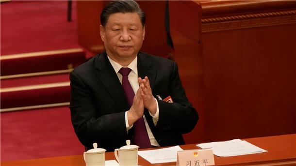 Zwei Tassen Tee für Xi Jinping - eine Tasse für die anderen Zwei Tassen für Xi Jinping bei einer Sitzung des Nationalen Volkskongresses. Aber wieso?