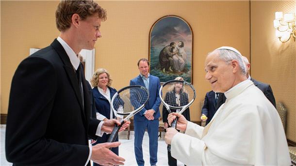 Zwei Tennisspieler unter sich: der Weltranglistenerste Jannik Sinner (links) und Papst Leo XIV.