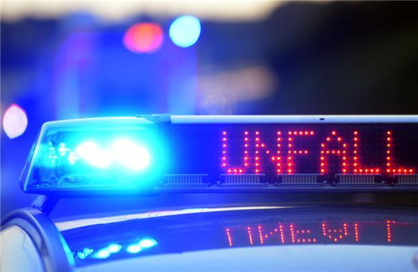 Zwei Unfälle im Cuxland: Eine Verletzte und ein Gesamtschaden von 40.000 Euro  Auf einem Polizeifahrzeug warnt eine Leuchtschrift vor einer Unfallstelle.. Im Cuxland gab es zwei Unfälle innerhalb einer Stunde.