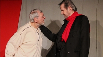 Bühnenszene aus „Zwei Genies am Rande des Wahnsinns“ im Piccolo Teatro