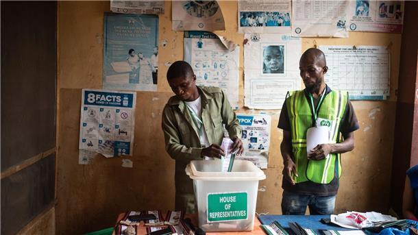 Nigerias Präsidentschaftswahl zieht sich in zweiten Tag Zwei Wahlhelfer zählen die Stimmzettel in einem Wahllokal in Agulu. Die Präsidentschaftswahl in Nigeria, Afrikas bevölkerungsreichstem Land, ist trotz einiger Zwischenfälle überwiegend ruhig verlaufen.