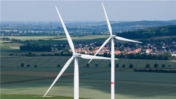 Fast jedes vierte neue Windrad dreht sich in Niedersachsen Zwei Windräder in Niedersachsen - im ersten Halbjahr hat sich der Zubau spürbar beschleunigt.