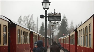 Zwei Züge der Harzer Schmalspurbahnen GmbH stehen auf dem Bahnhof Schierke.