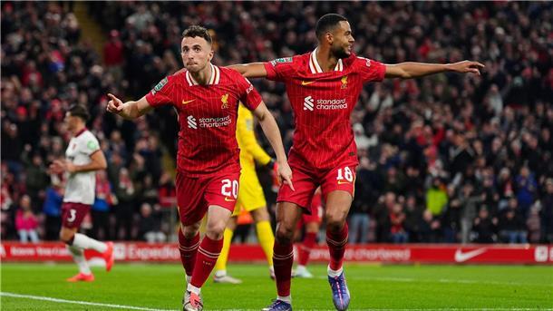 Ohne Füllkrug: West Ham erlebt Debakel im Liga-Pokal Zweifacher Torschütze für den FC Liverpool: Der Portugiese Diogo Jota (l).