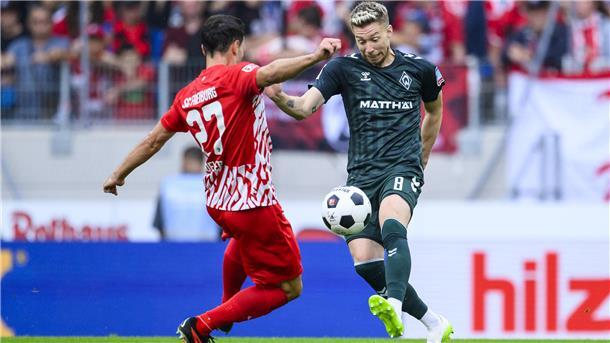 Zweikampf pur: Freiburgs Nicolas Höfler (links) will den Bremer Mitchell Weiser ausbremsen.