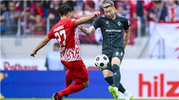 Zweikampf pur: Freiburgs Nicolas Höfler (links) will den Bremer Mitchell Weiser ausbremsen.