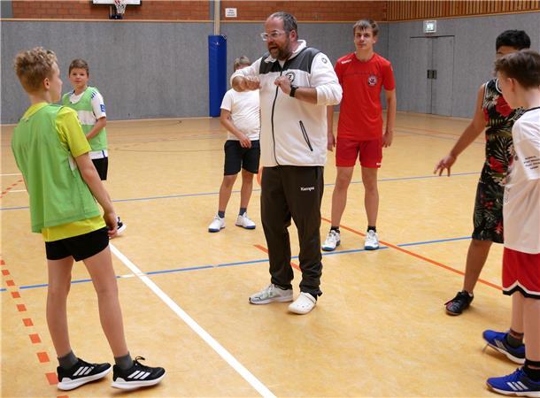 Zweimal die Woche trainieren die Jungs, Trainer René Kleinknecht ist immer mittendrin und gibt gute Tipps.