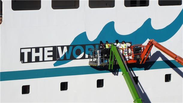 Zweimal pro Jahr wird an der Columbuskaje aus dem Kreuzfahrtschiff „Deutschland“ das Studentenschiff „World Odyssey“.
