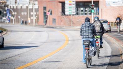 Zweite Testfahrt auf dem provisorischen Radstreifen entlang der Kennedybrücke mit Reporterin Maike Wessolowski und Hans-Joachim Schmeck-Lindenau, Vorsitzender des ADFC Bremerhaven.