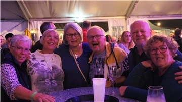 Zweiter Tag beim Dorffest in Bokel: Die Band "Delicious Divine" heizte den Feiernden so richtig ein, die Stimmung im Zelt war grandios.