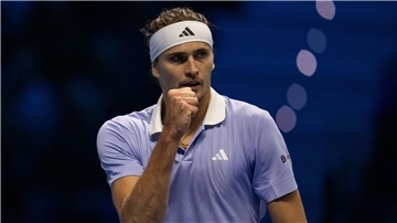 Zweites Spiel, zweiter Sieg: Alexander Zverev bleibt beim Jahresabschlussturnier in Turin erfolgreich.