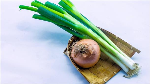 Zwiebeln sind vielseitig in der Küche einsetzbar. Porree hingegen sollte gekocht werden, bevor das Gemüse eingesetzt wird.
