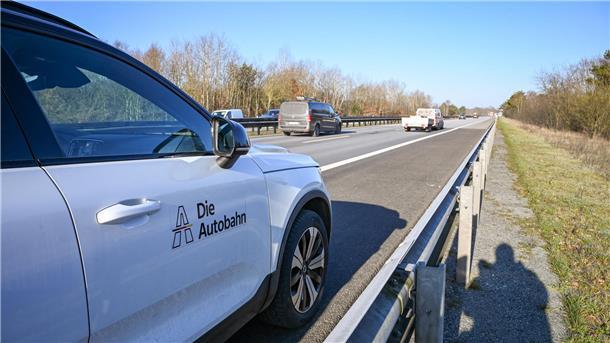 A27: Pflegearbeiten an Grünflächen sorgen für zeitweise Spursperrungen Autos auf einer Autobahn