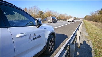 A27: Pflegearbeiten an Grünflächen sorgen für zeitweise Spursperrungen Autos auf einer Autobahn