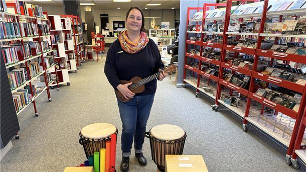 Trommeln in der Bücherei. Dort findet die Nacht der Bibliotheken statt.