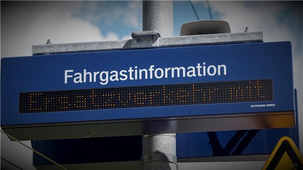 Zwischen dem Haltepunkt Kleinensiel und dem Bahnhof Nordenham hat es offenbar mehrfach Probleme mit dem Schienenersatzverkehr gegeben.