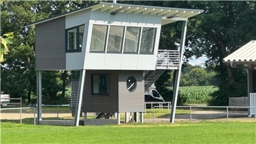Zwischen dem Hauptspringplatz und dem Abreiteplatz ist ein moderner Richtersturm erbaut worden - mit modernster Technik und dem Stewart unter einem Dach.