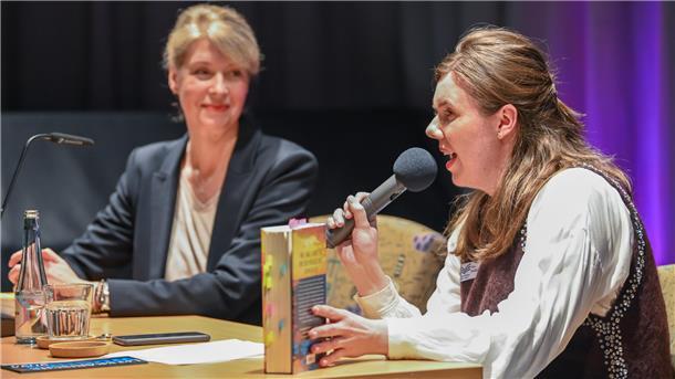 Katrin Burseg liest bei den Literarischen Wochen aus dem Roman „Tage mit Milena“ Zwischen den Abschnitten, die Katrin Burseg (links) mit leiser Stimme vorliest, unterhält sich die Autorin mit Paula Sophie Prüßner, der Leiterin der Stadtbibliothek.